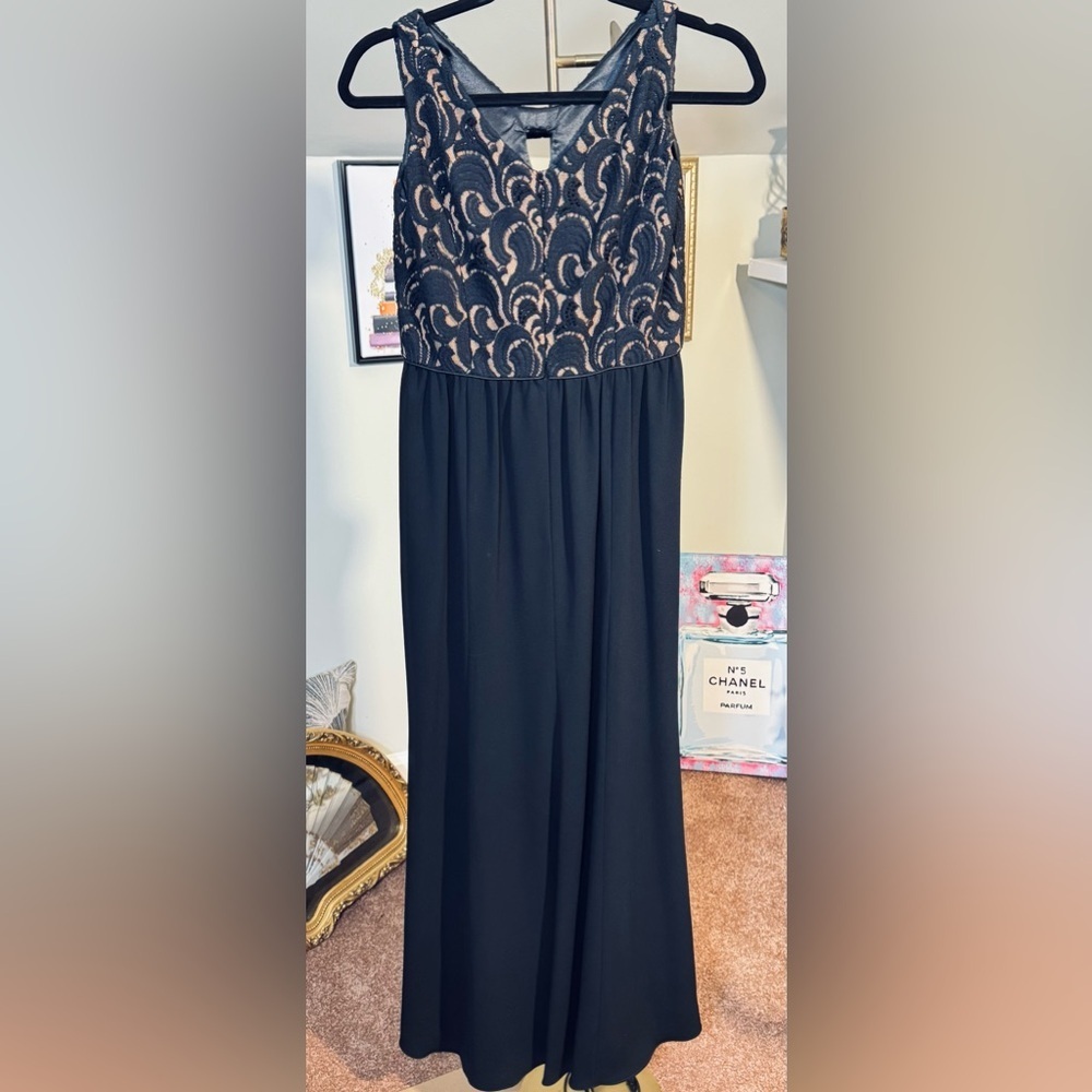NWOT Beautiful Badgley Mischka Black and Tan Lace Bodice Evening Dress with Bow - Picture 2 of 6